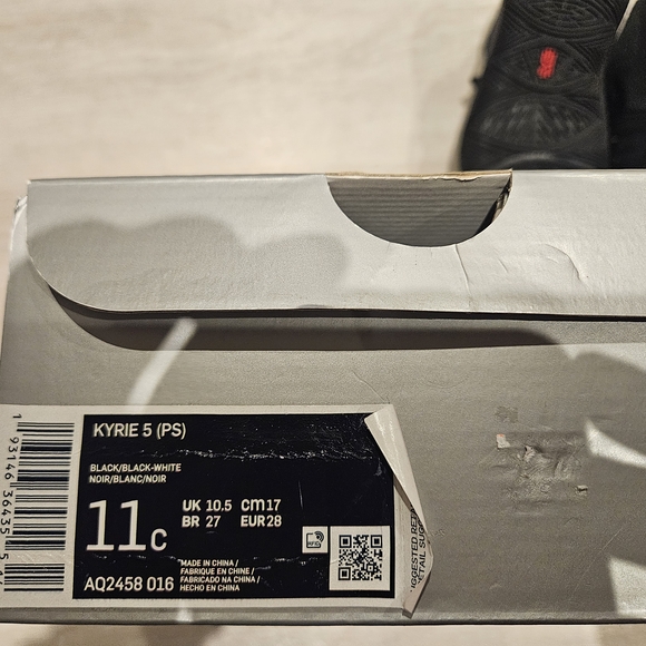 Nike Kids Kyrie Irving Basketball Shoes - Picture 8 of 8